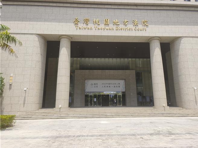 桃園龜山42歲孫姓男子今年3月18日在2間超商持刀強盜，1名客人也遭遇池魚之殃，孫取得現金3萬4000餘元並搶走店員金戒指。桃園地方法院依3個攜帶凶器強盜罪合併執行8年6月，可上訴。（賴佑維攝）