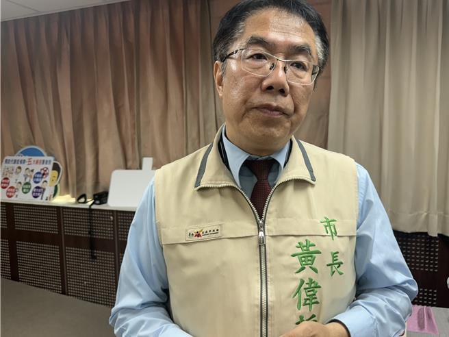 台南市长黄伟哲上午出席「TO-GO均衡饮食-战胜代谢症候群记者会」，谈到台东食物中毒案，强调吃得安全最重要。（曹婷婷摄）