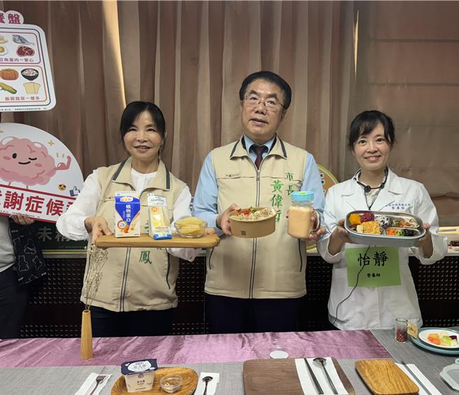 黄伟哲（中）号召市民均衡饮食、重视肥胖问题改善。（曹婷婷摄）