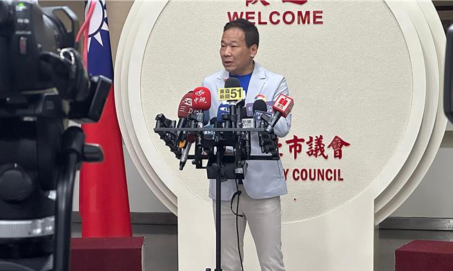 国民党台北市议员锺小平18日表示，民眾党立委、时任台北市副市长黄珊珊，过去在参选议员时曾收受威京集团主席沈庆京的政治献金，双方都属于军系相当友好，检方应该要儘速传唤黄珊珊，以免她再与沈庆京隔空串证。（丁上程摄）