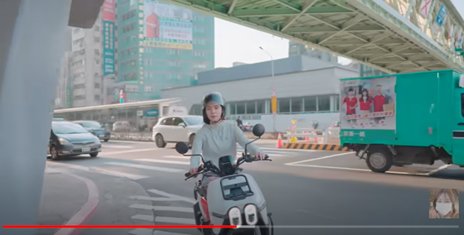 李多慧不慎压到马路上槽化线。（图／翻摄自李多慧YouTube）