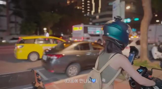 李多慧骑在人行道上。（图／翻摄自李多慧YouTube）