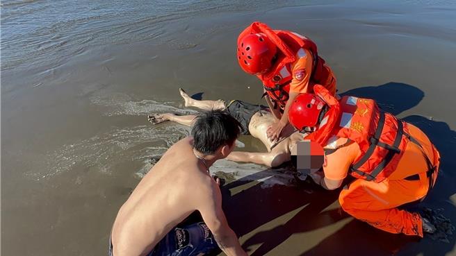 2名男子在廢棄的新豐海水浴場不慎溺水，海巡署北部分署第八岸巡隊人員成功將救援上岸，其中1人昏迷無意識，隨即實施心肺復甦術。（海巡署北部分署第八岸巡隊提供／羅浚濱新竹傳真）