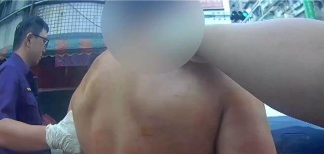 49歲陳姓竊嫌從台中北區偷車騎到新北，遇警盤查竟狂噴辣椒水，警員忍痛狂追，終於將他逮捕。（中市警二分局提供／馮惠宜台中傳真）