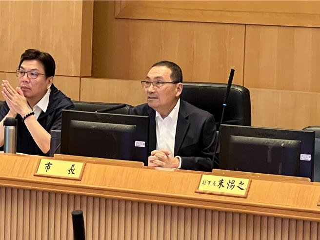 侯友宜聽取陳崇岳專題報告。（王揚傑攝）