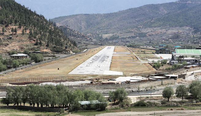 不丹的帕罗国际机场被认为是「全球最难降落机场」之一，全不丹只有50名机师考取执照。（图：Shutterstock／达志）