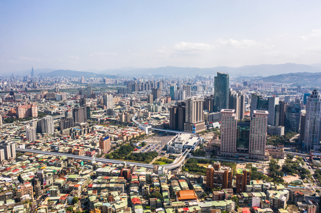 一名女网友分享靠上班收入、做直播等方式赚钱，在29岁买下一间新北的房子。（示意图：shutterstock／达志）