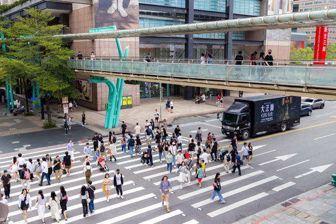 一名网友昨天和家人约在信义区吃饭，家人一看到他就骂「你怎么穿拖鞋」，让他当场傻眼，话题引发讨论。（图：shutterstock／达志）