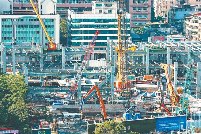 京華城容積獎勵案持續延燒，台北市藍綠兩黨議員再質疑，時任柯文哲市府在還沒有確定京華城容積率時，就核發建築執照於法不合。（羅永銘攝）