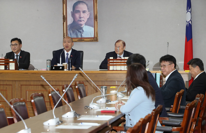 立法院长韩国瑜（后左二）18日主持朝野党团协商，研商「第11届第2会期开议日」相关事宜。（刘宗龙摄）