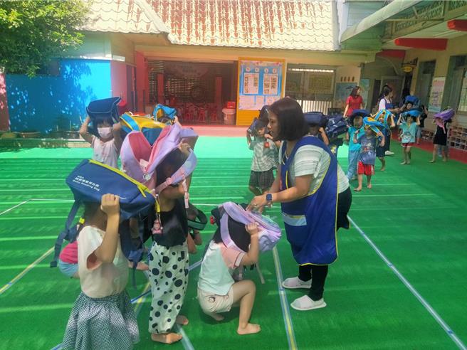 防災不分年齡，桃市圳頂消防隊啟動防震教育。（桃市消防局提供／呂筱蟬桃園傳真）