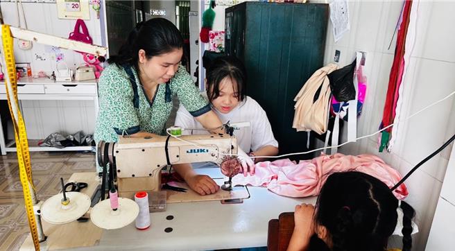 新住民二代朱秀莲与妈妈苏氏牒、同学黄慈慧组队，入选内政部移民署第10届「新住民筑梦计画」，期间回越南，花了2周时间向越南舅妈学习裁缝手艺。（朱秀莲提供／吕妍庭嘉义传真）