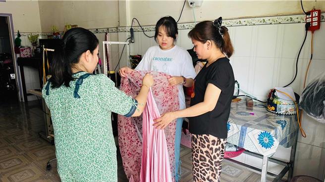 新住民二代朱秀莲与妈妈苏氏牒、同学黄慈慧组队，入选内政部移民署第10届「新住民筑梦计画」，期间回越南挑选布料。（朱秀莲提供／吕妍庭嘉义传真）