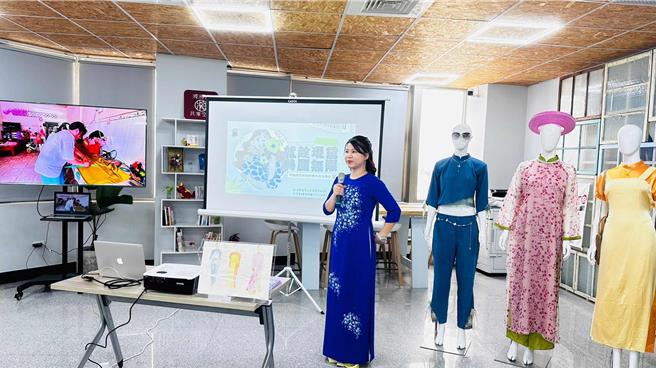 新住民二代朱秀莲与妈妈苏氏牒、同学黄慈慧组队，以创新越南传统服饰「奥黛」设计，入选内政部移民署第10届「新住民筑梦计画」，图为黄慈慧进行成果报告。（黄慈慧提供／吕妍庭嘉义传真）