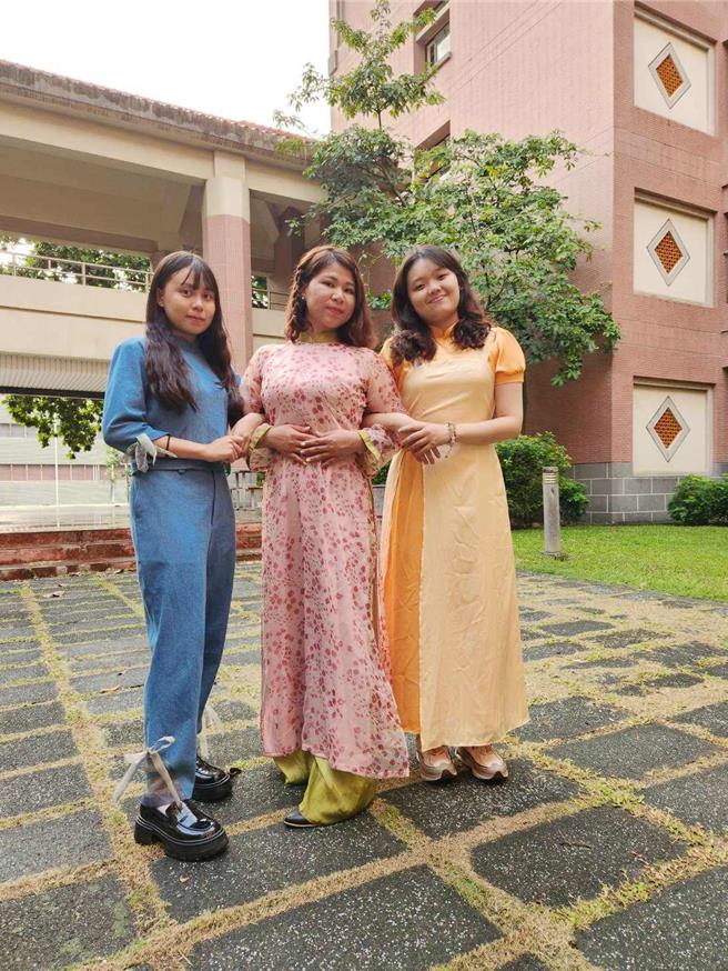 朱秀莲3人保留传统服饰的元素，添加年轻人喜欢的风格及布料，完成了3套创新奥黛。（朱秀莲提供／吕妍庭嘉义传真）