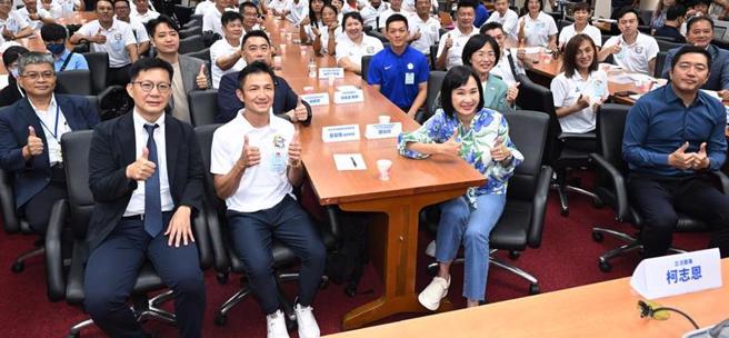 基层运动教练对我国运动竞技发展贡献卓越，但其聘任管考等权益长期以来受到漠视，为使聘用更臻合理且受尊重，立委柯志恩（前左三）、苏巧慧、罗廷玮、张雅琳国会办公室和中华民国专任运动教练协会18日举办「荣耀巴黎奥运、展望2028洛杉矶奥运、专任运动教练永续发展」公听会，并与出席的教育部次长张廖万坚（前左）、巴黎奥运拳击金牌得主林郁婷的教练曾自强（前左二）及与会教练们一起合影，期许透过大家的集思广益使专任运动教练制度更完善，为我国培育更多优秀体育人才。（刘宗龙摄）