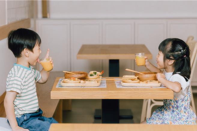 童趣餐提供每日现磨果汁。（FUWA芙蕴小食料理）
