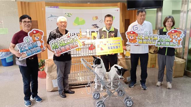 市府動保處近年聘請訓犬專家為收容的毛小孩加強穩定度，甚至訓練為工作犬，為狗狗找到新的生活方向。（張毓翎攝）