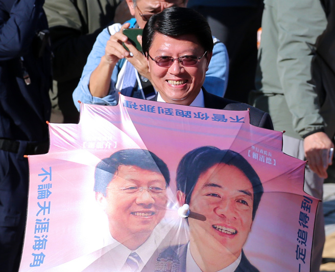 国民党立委谢龙介（中）被视为下届台南市长热门人选。（中时资料照，黄世麒摄）
