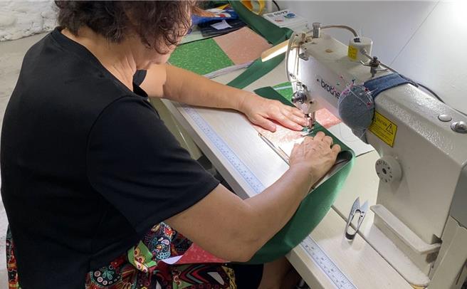 桃園市環保局回收主視覺帆布，交予桃園在地工作室，經過量身設計、剪裁，改造成環保帆布提袋等單品。（桃園市環保局提供）