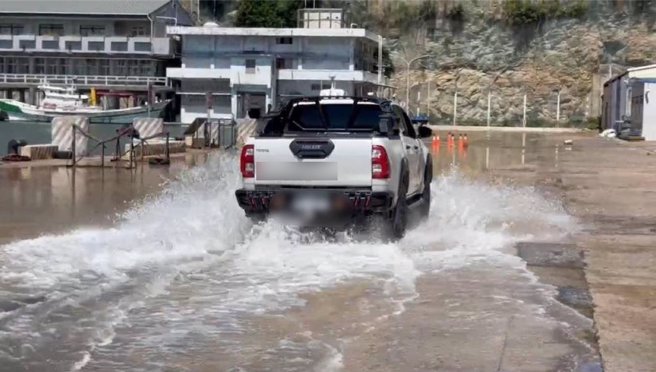 金门「涨九降」提早报到，地势较低的金湖镇新湖渔港周边路面惨变成一片汪洋，许多渔民出入也只能涉水而过，险象环生。（图／民眾提供）