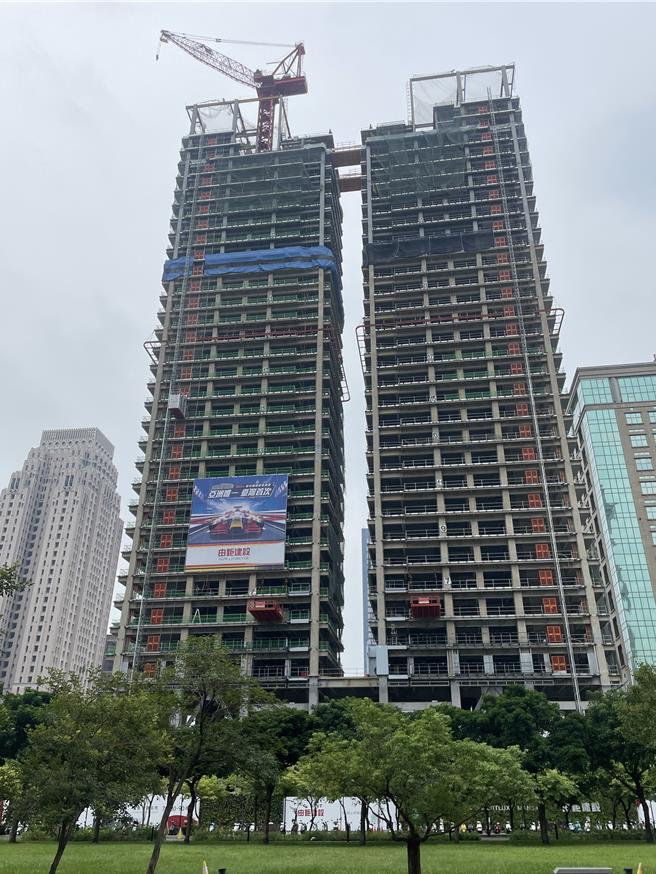 配合Red Bull Showrun Taichung 9月28日举办，台中市市政路周边建筑工地竟改挂上宣传Red Bull Showrun Taichung的广告。（林欣仪摄）