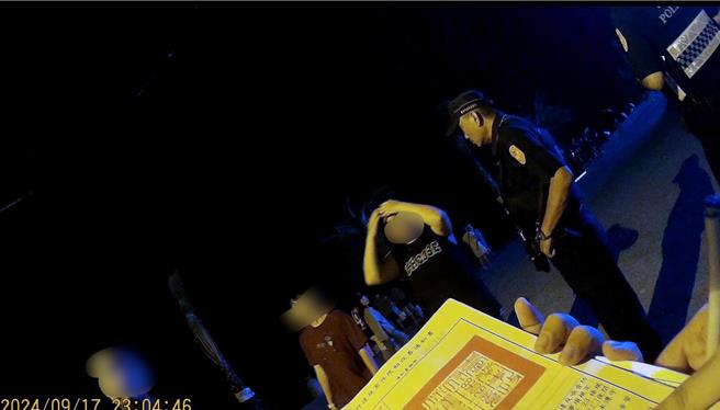 台南市政府环保局锁定南区黄金海岸、安平区观夕平台等重点区域，会同警方加强巡查，中秋节17日深夜共开出8张罚单。（环保局提供／洪荣志台南传真）