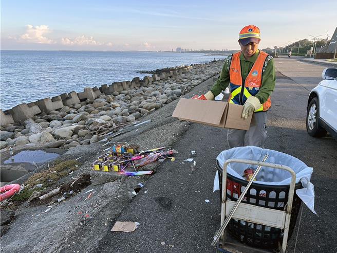 中秋节前后，台南市政府环保局加强派员在观光热区南区黄金海岸进行环境整理，从14日至17日共出动57人，清出1.4吨垃圾。（环保局提供／洪荣志台南传真）
