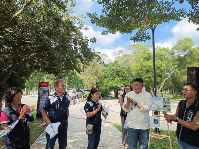 施志昌等人到场会勘铁砧山雕塑公园儿童游戏场遮阳棚修缮工程。（李京升摄）