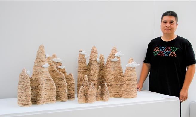 削苹果也能成为创作灵感，陶艺家邱永丰将削苹果时果皮形成的螺旋形状，结合绿色永续的理念融入作品，创造出独特的创作技法。（贺培晏摄）