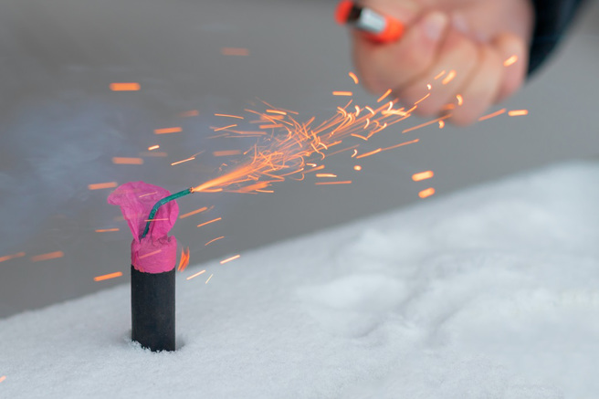 烏克蘭籍的36歲男子因為不滿妻子分居，竟將對方綁在床上，並把一根鞭炮塞入她的下體點燃。（示意圖：Shutterstock／達志）