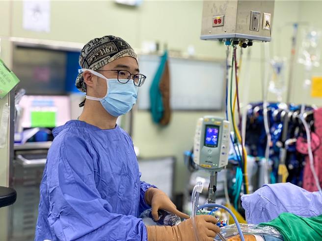 骨科运动医学专科医师陈冠豪指出，一次性自体软骨再生技术利用患者自身的健康软骨细胞进行修补及再生，经由关节镜微创手术就能够完成。（陈冠豪提供／冯惠宜台中传真）