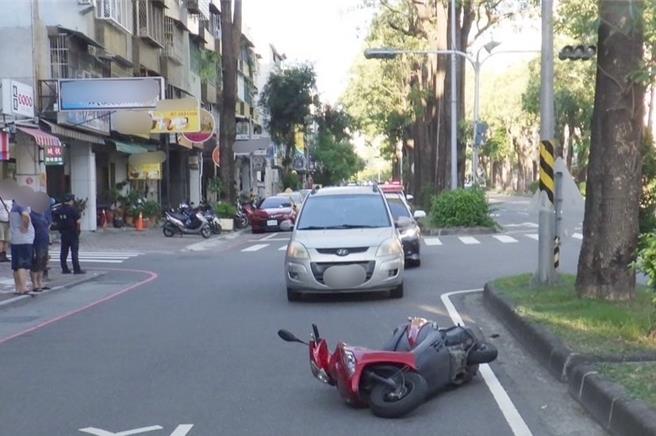 高雄楠梓一名68歲林姓婦人於17日下午4時30分許疑似闖紅燈，與一輛汽車發生車禍，幸無大礙。（翻攝照片／林瑞益高雄傳真）