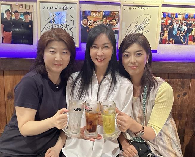 顾婕（中）到日本仙台跟好友们见面。（本人提供）