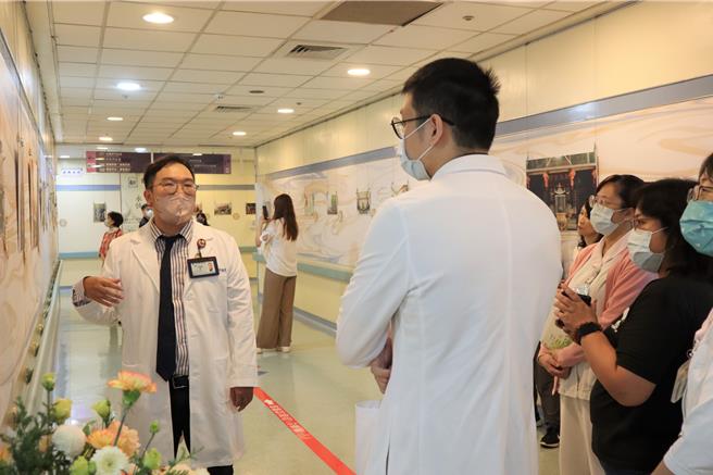 今年桃园医院举办了一场名为【旧影新痕 瞬间永恒 致未曾逝去的想念】的桃园土地公庙摄影展，展期为9月至11月。（桃医提供）