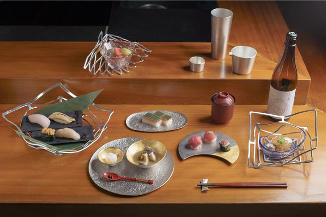 「山里」日本料理攜手來自日本富山縣，傳承400年鑄造技術的錫器品牌「能作NOUSAKU」，推出「能作X山里壽司 秋月饗宴」套餐。（圖／NOUSAKU提供）