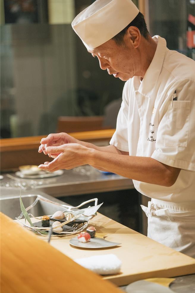 負責菜單設計以及餐具、器皿選用的「山里」日本料理副料里長長瀨剛，曾於日本台灣交流協會擔任主廚長達9年，鑽研壽司、日料逾30年，資歷豐富。（圖／NOUSAKU提供）