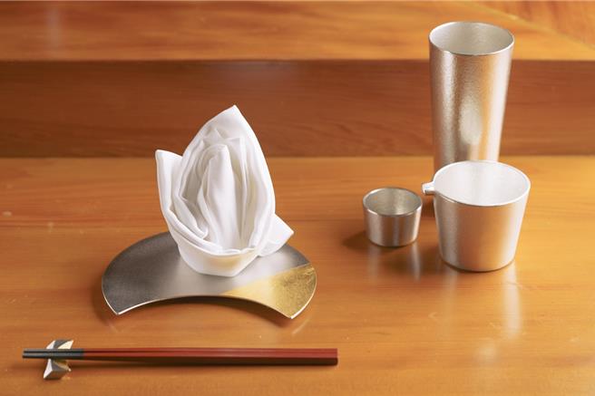 「能作X山里-秋月饗宴」套餐中，以弦月盤、金箔圓滿醬料碟等純錫餐具以及玫瑰、風鈴草等意象的純錫器皿呈現精彩的壽司料理。（圖／NOUSAKU提供）