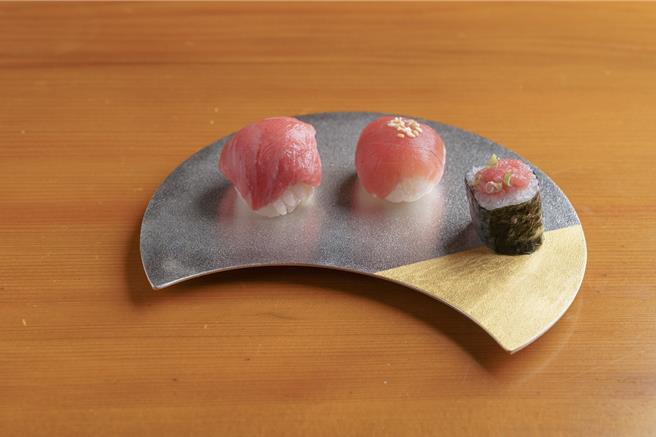 錫的延展性高，使用在壽司餐具跟器皿上，能帶來華麗視覺饗宴，因純錫傳導性佳、易降溫的特性，能替講究新鮮的壽司料理帶來口感上的昇華。（圖／NOUSAKU提供）