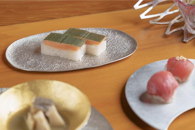 「能作X山里壽司 秋月饗宴」酒蒸鮑魚佐鮑魚魚肝醬(左起順時針)、期間限定富山縣名產鱒魚壽司、手球鮪魚壽司。（圖／NOUSAKU提供）