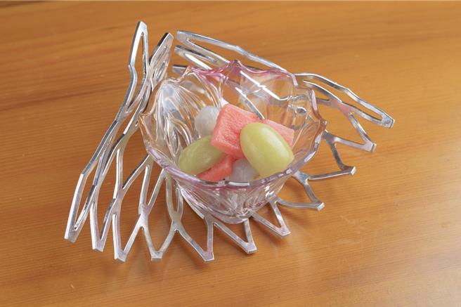 套餐水果以蜜巢形錫作器皿呈現，視覺上令人耳目一新。（圖／NOUSAKU提供）