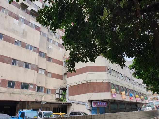 台北市万华区西寧市场预计2025年完成中继市场及摊商迁移，也会与西寧国宅一同拆除重建。（刘玮晴摄）