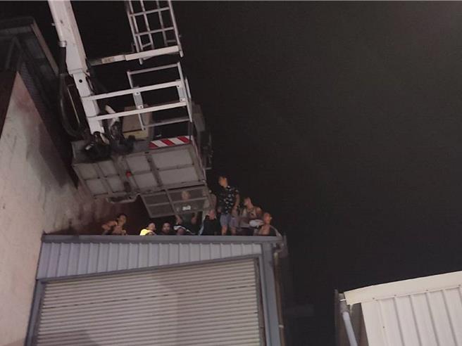 彰化县和美镇裕源纺织公司移工宿舍去年11月间发生大火，33名移工逃至铁皮屋顶待救。（资料照片／孙英哲彰化传真）