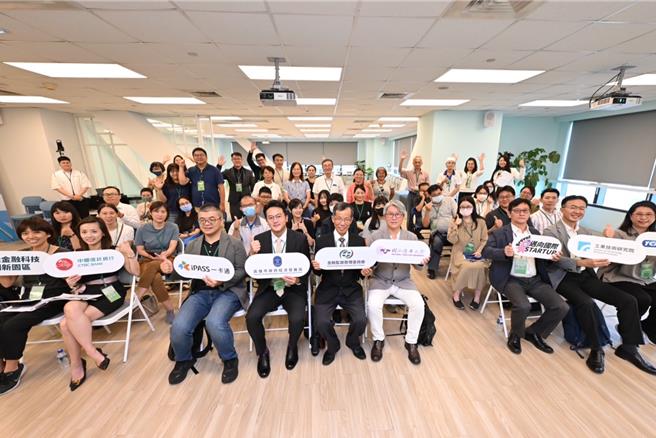 高市府规画在亚湾区设立「高雄金融科技创新园区」，18日于高雄「大港创舰」新创基地举办推广说明会，吸引超过40家新创企业、公协会与法人学研机构参与。（高市府经发局提供／洪浩轩高雄传真）