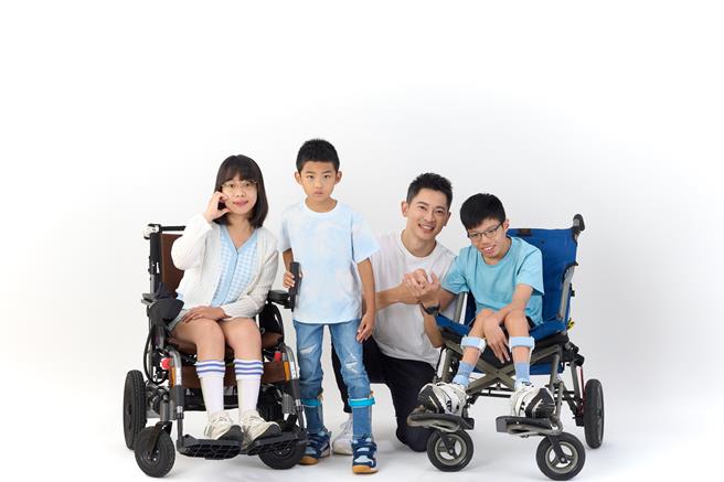 王显瑜（右二）陪伴脑麻儿童拍摄宣传片。（脑麻协会照片提供）