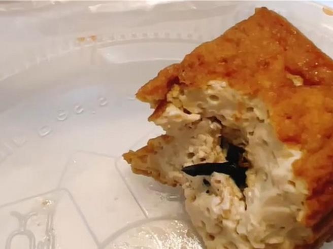 民眾透过外送平台向彰化县员林市1间麵店订餐，发现其中1块油豆腐里有黑色螺丝钉。（萧姓民眾提供／孙英哲彰化传真）