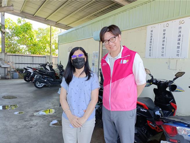 朴子中心就服员吴永吉对吴玉媚（左一）的关怀，协助她重建自信心，使她逐渐找到方向，顺利找到工作。（朴子就业中心提供／吕妍庭嘉义传真）