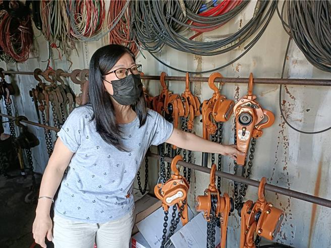  吴玉媚除了办公室事务工作外，还有车辆设备採购、进销存及损坏后的更换，原本不熟机器设备，现在已倒背如流。（朴子就业中心提供／吕妍庭嘉义传真）