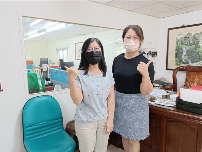 耀弘通运股份有限公司人事主管陈小姐（右一）说，吴玉媚（左一）愿意以学习心态做好工作，深获公司讚赏，半年后直接加薪3％给予肯定。（朴子就业中心提供／吕妍庭嘉义传真）