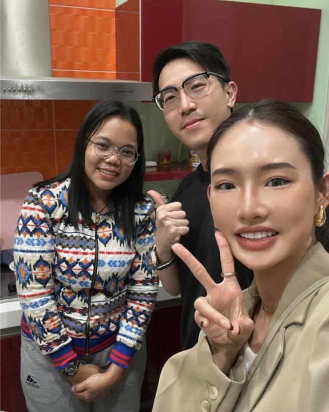 印尼籍外籍看護阿妮（左）來台工作，卻罹患乳癌，她被迫放下看護工作回國治療，家揚人力仲介公司執行長鄭凱文（中）暖心為阿妮募款10萬餘元，盼可以減輕阿妮的負擔，讓她勇敢接受治療對抗病魔。（鄭凱文提供／洪浩軒高雄傳真）